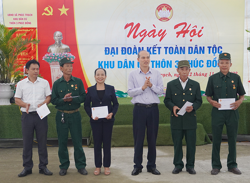 Đại diện lãnh đạo Ủy ban MTTQ Việt Nam tỉnh tặng quà cho các gia đình tiêu biểu thôn 3 Phúc Đồng (xã Phúc Trạch, Bố Trạch).