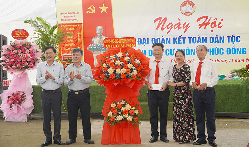 Đại diện lãnh đạo Huyện ủy Bố Trạch tặng hoa chúc mừng thôn 3 Phúc Đồng (xã Phúc Trạch, Bố Trạch).