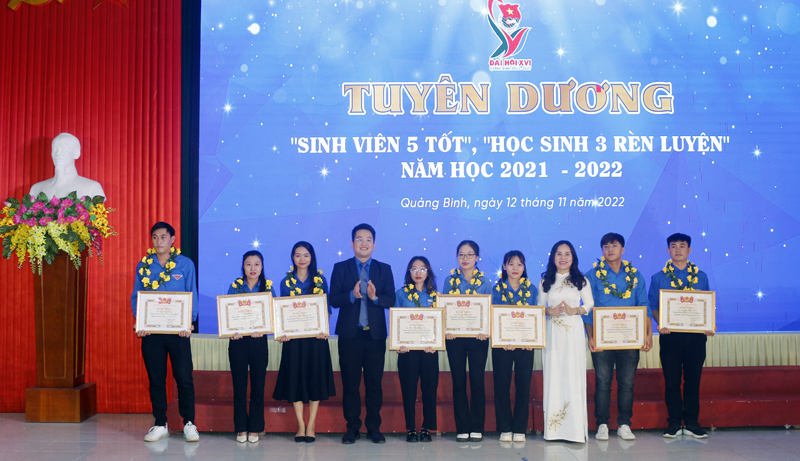 Tuyên dương 6 sinh viên đạt danh hiệu “Sinh viên 5 tốt” và 2 học sinh đạt danh hiệu “Học sinh 3 rèn luyện” cấp tỉnh.  