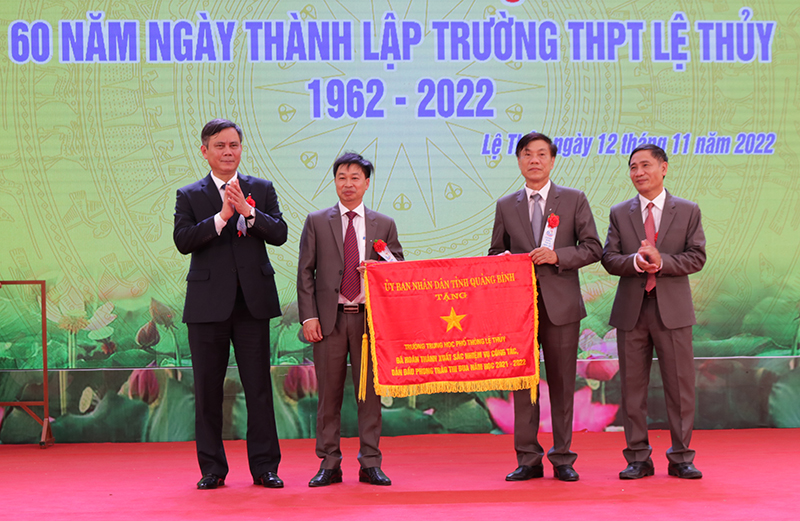 Đồng chí Chủ tịch UBND tỉnh Trần Thắng tặng cờ thi đua hoàn thành xuất sắc nhiệm vụ dẫn đầu phong trào thi đua năm học 2021-2022 cho Trường THPT Lệ Thuỷ.