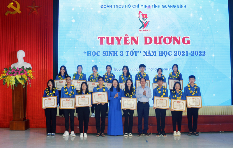 Tuyên dương 18 học sinh đạt danh hiệu “Học sinh 3 tốt” cấp tỉnh. 