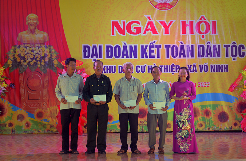 Đồng chí Chủ tịch Ủy ban MTTQVN tỉnh Phạm Thị Hân tặng quà cho các hộ gia đình có nhiều đóng góp trong thực hiện các phong trào, CVĐ ở thôn Hà Thiệp.