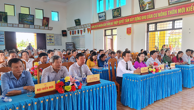 Các đại biểu tham dự ngày hội “Đại đoàn kết toàn dân tộc”, tại thôn Hà Thiệp, xã Võ Ninh.