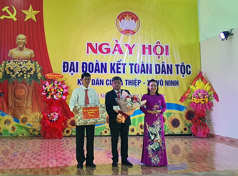 Đồng chí Chủ tịch Ủy ban MTTQVN tỉnh Phạm Thị Hân tặng quà cho cho cán bộ và nhân dân thôn Hà Thiệp, xã Võ Ninh.