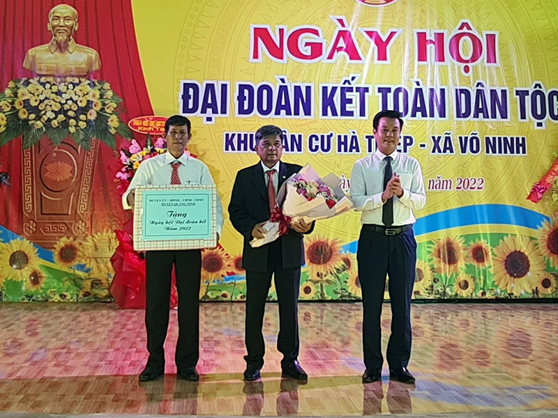 Đồng chí Bí thư Huyện uỷ Quảng Ninh Trần Quốc Tuấn tặng quà cho cho cán bộ và nhân dân thôn Hà Thiệp, xã Võ Ninh.