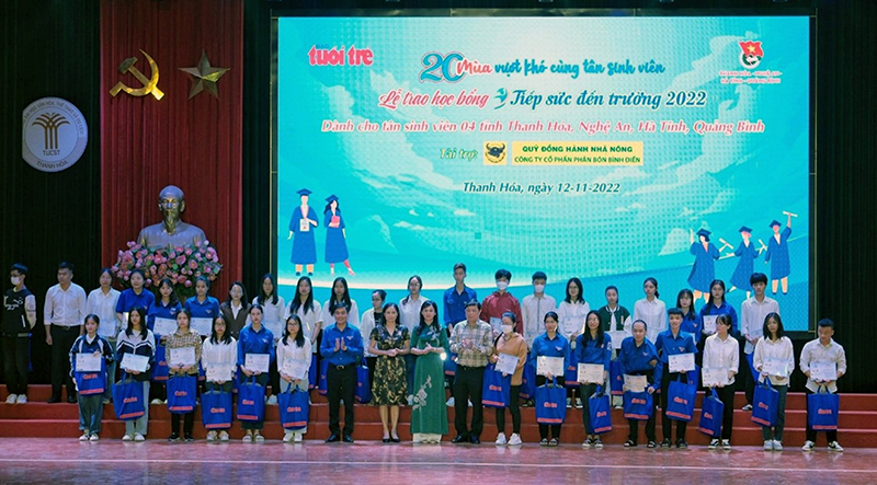 Ban tổ chức trao học bổng cho các tân sinh viên Quảng Bình, Hà Tĩnh, Nghệ An và Thanh Hóa tại chương trình bổng “Tiếp sức đến trường”.