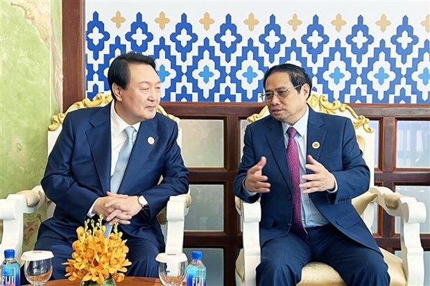 Thủ tướng Phạm Minh Chính gặp Tổng thống Hàn Quốc Yoon Suk-yeol. (Ảnh: TTXVN)