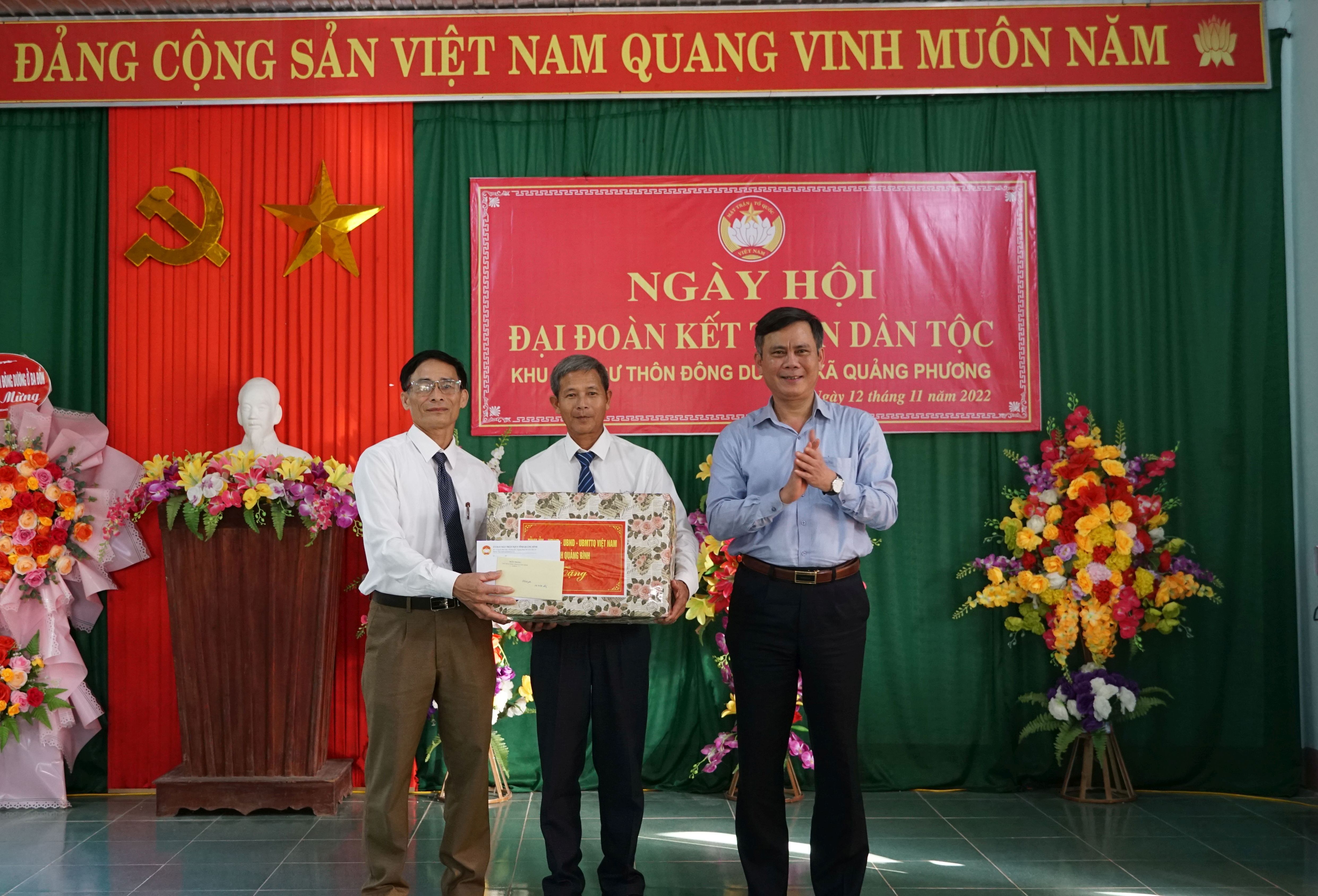 Đồng chí Chủ tịch UBND tỉnh Trần Thắng tặng quà cho Khu dân cư thôn Đông Dương. 