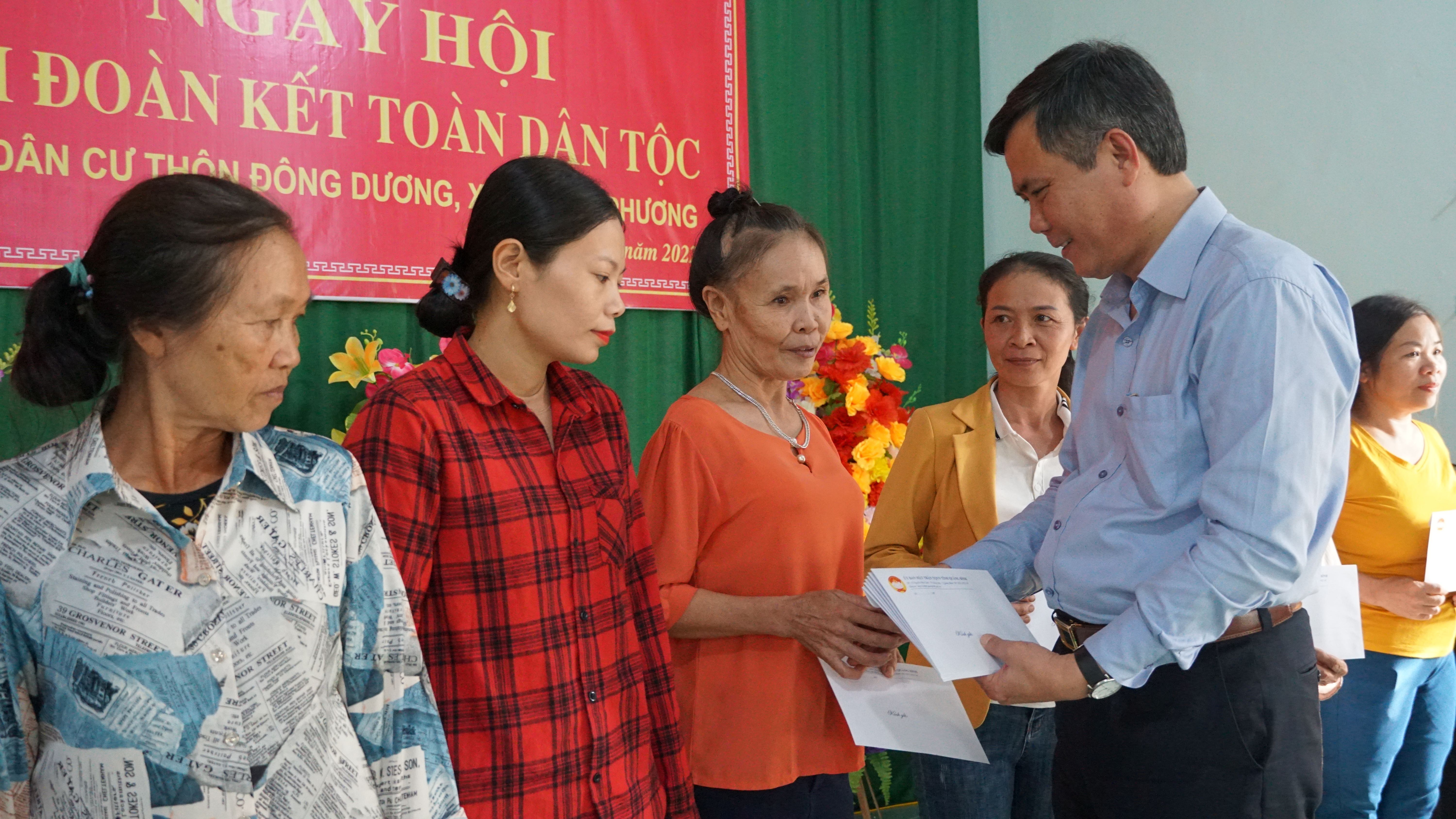Đồng chí Chủ tịch UBND tỉnh Trần Thắng tặng quà hỗ trợ cho 10 gia đình có hoàn cảnh khó khăn ở thôn Đông Dương.