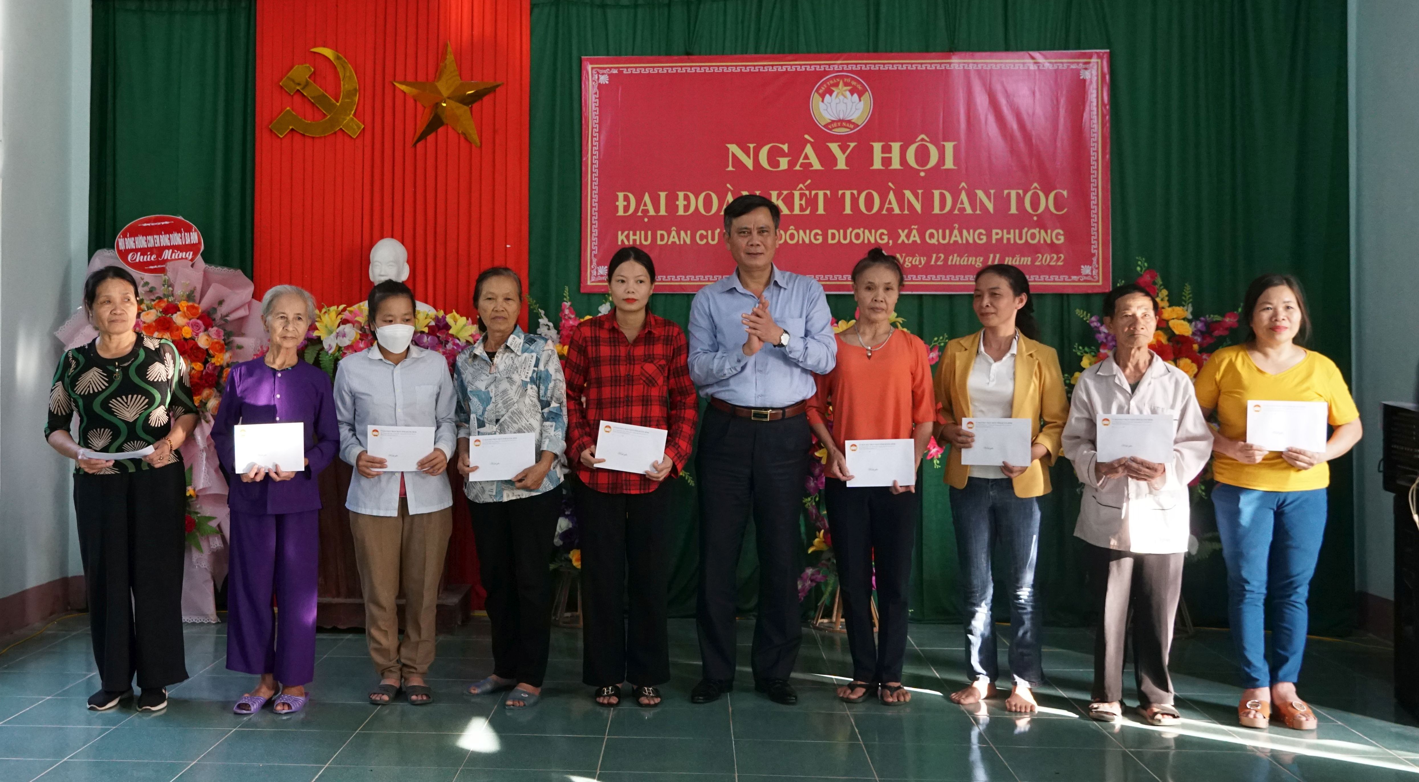Đồng chí Chủ tịch UBND tỉnh Trần Thắng tặng quà hỗ trợ cho 10 gia đình có hoàn cảnh khó khăn ở thôn Đông Dương.