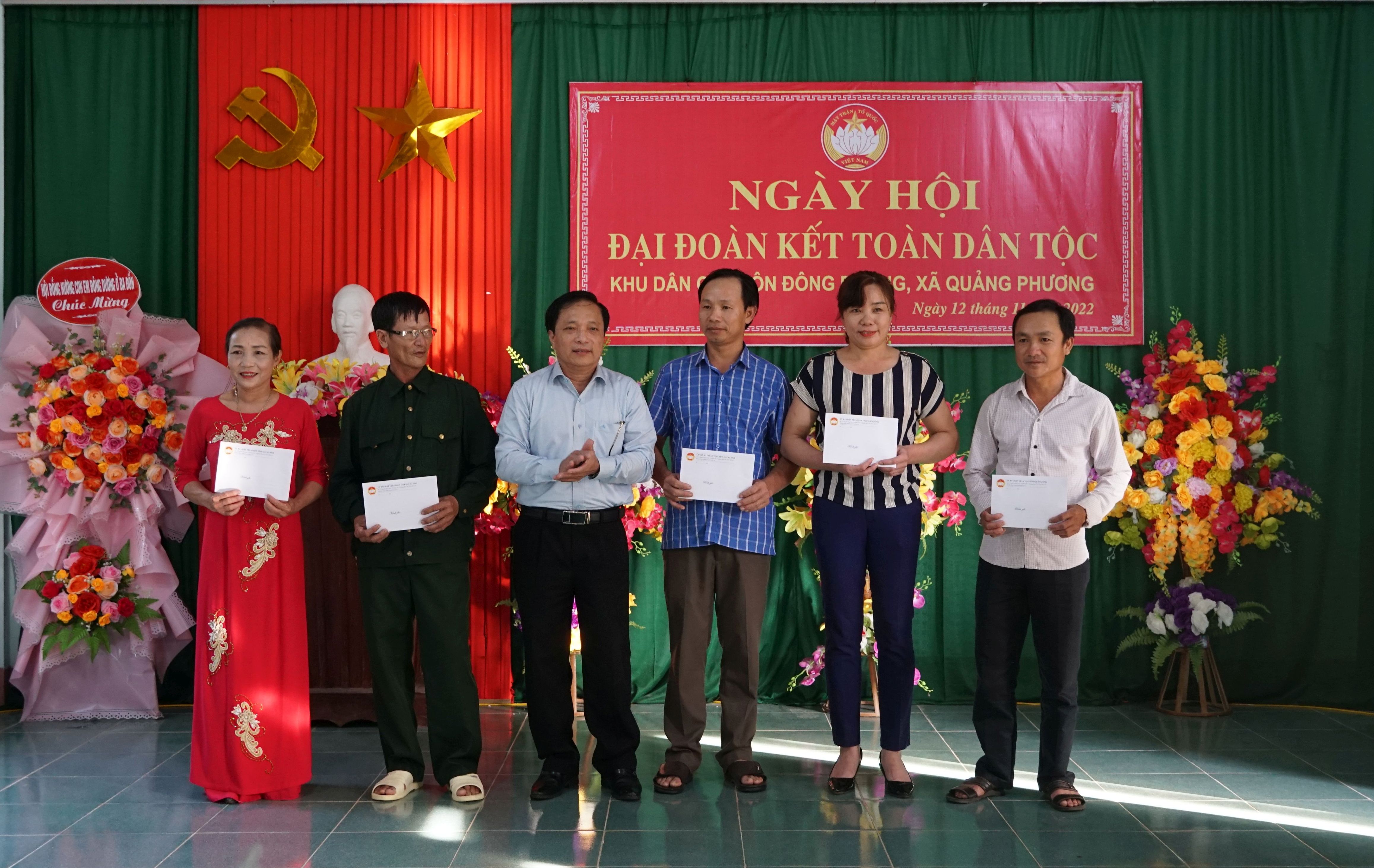 Ủy ban MTTQ Việt Nam tỉnh tặng quà cho các gia đình tiêu biểu.