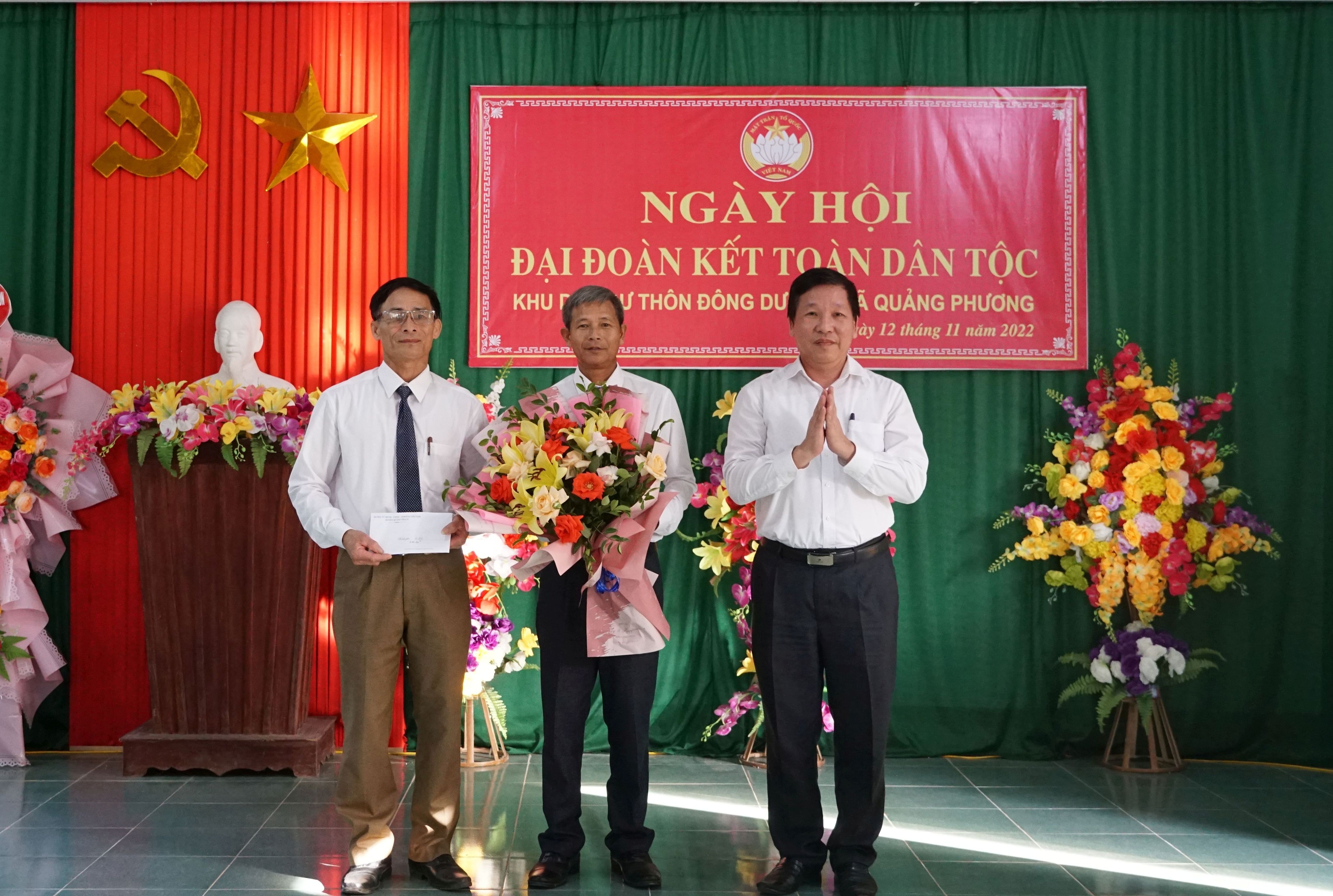 Lãnh đạo huyện Quảng Trạch tặng quà cho Khu dân cư thôn Đông Dương.