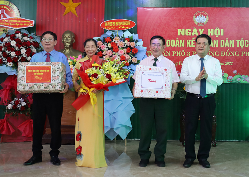 Đồng chí Bí thư Thành ủy Đồng Hới Trần Phong trao hoa, quà chúc mừng TDP 3.