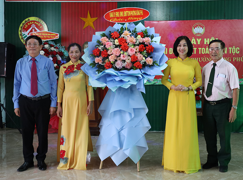 Lãnh đạo phường Đồng Phú trao hoa chúc mừng TDP 3.