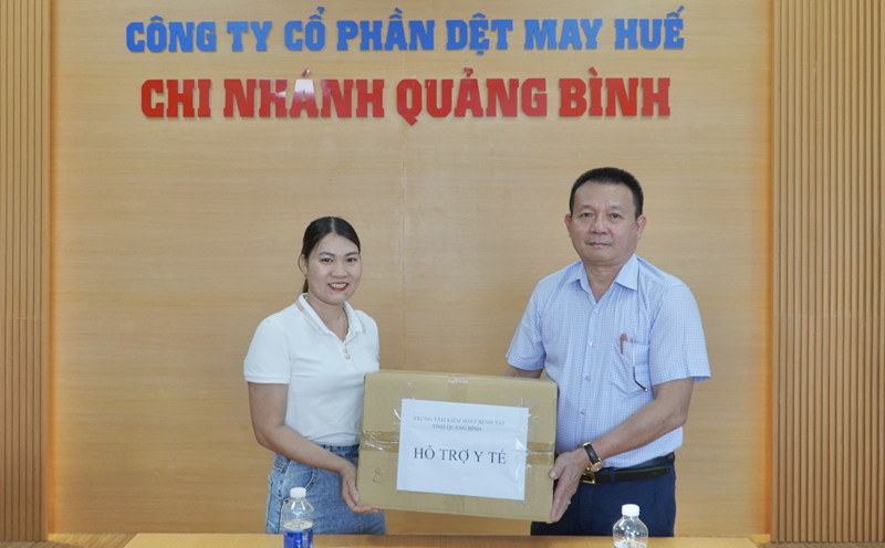 Lãnh đạo CDC Quảng Bình trao hỗ trợ thuốc phòng chống dịch bệnh cho y tế cơ sở Công ty CP Dệt may Huế - Chi nhánh Quảng Bình.