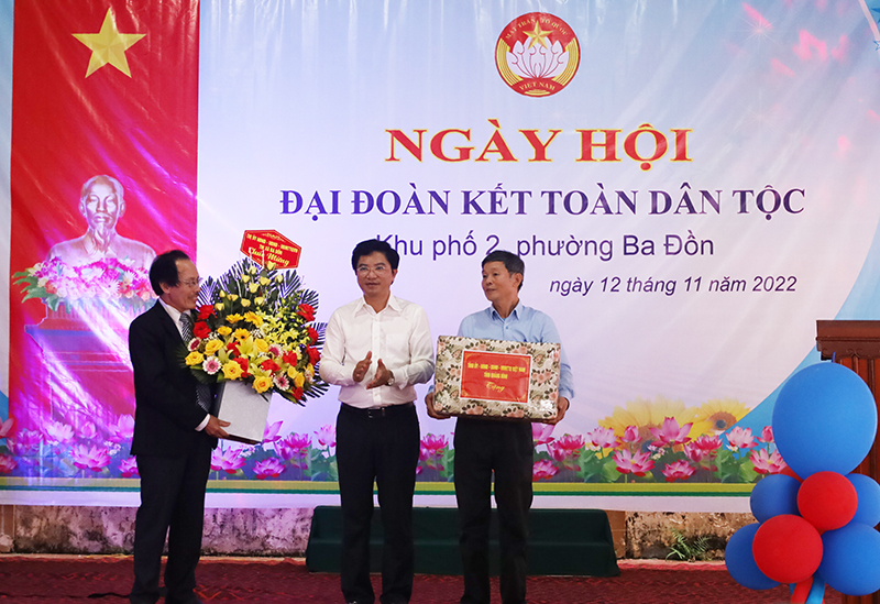 Đồng chí Bí thư Thị ủy Ba Đồn Trương An Ninh tặng hoa và quà cho cán bộ và nhân dân khu phố 2.