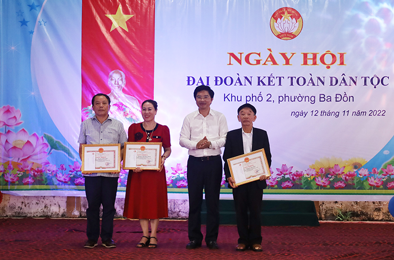 Đồng chí Trương An Ninh trao giấy khen cho các hộ gia đình đạt thành tích xuất sắc trong thực hiện các phong trào thi đua yêu nước, cuộc vận động.