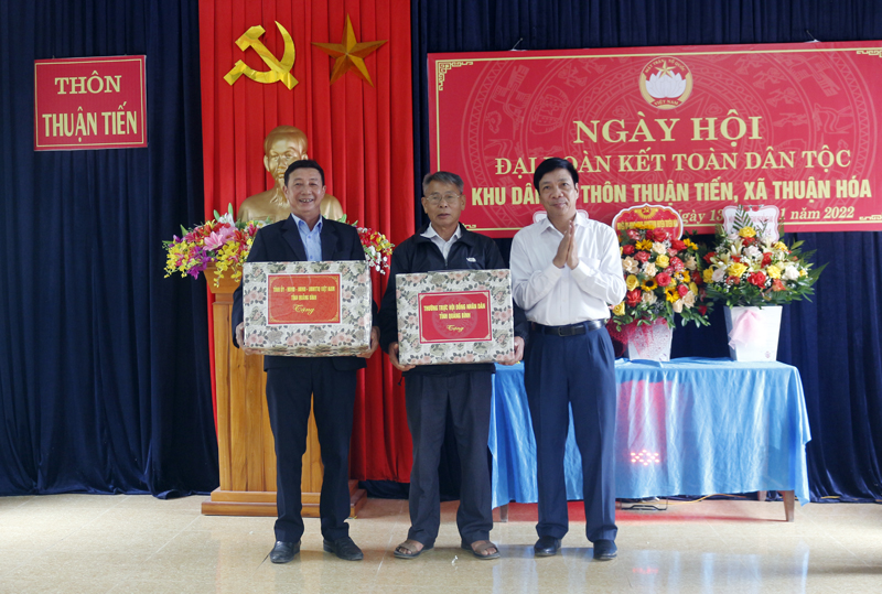 Đồng chí Phó Chủ tịch Thường trực HĐND tỉnh tặng quà chúc mừng khu dân cư thôn Thuận Tiến.