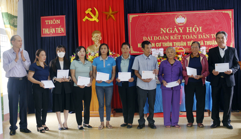 Đại diện lãnh đạo Ủy ban MTTQ Việt Nam tỉnh tặng quà cho các hộ khó khăn.