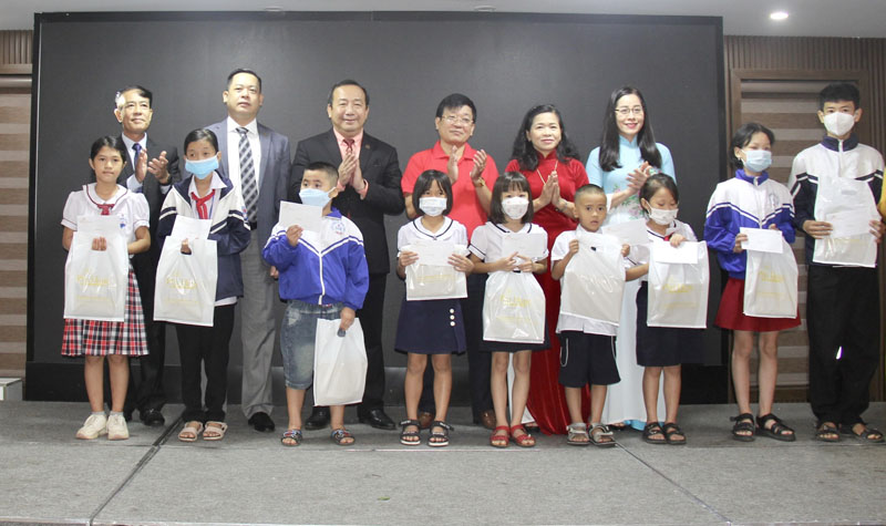 Đại diện Hội CTĐ tỉnh và Công ty Phú Hưng Life trao học bổng cho các em học sinh có hoàn cảnh khó khăn trên địa bàn TP. Đồng Hới.