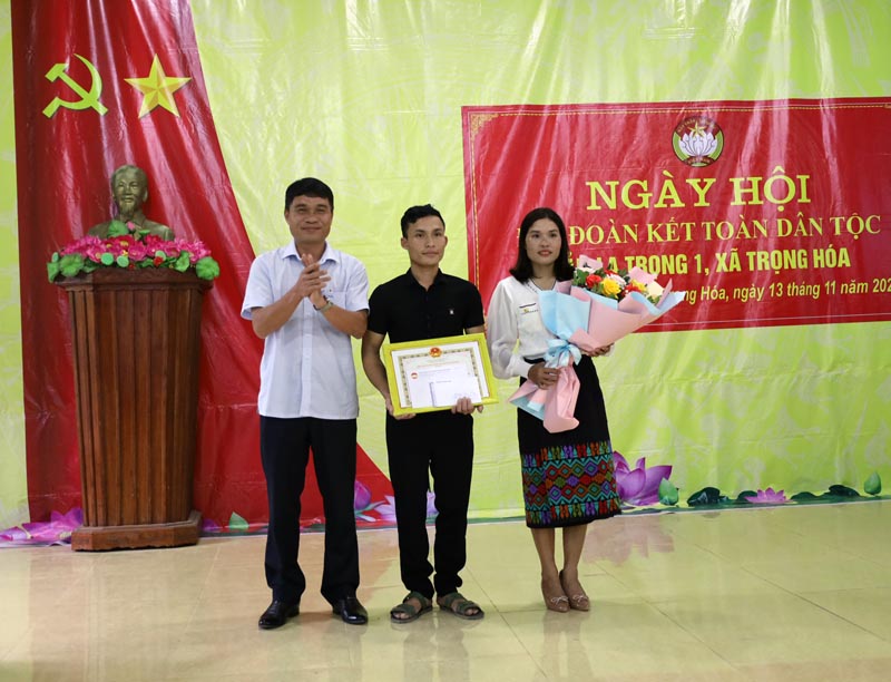 Đồng chí Bùi Anh Tuấn, TUV, Bí thư Huyện ủy Minh Hóa trao giấy khen cho tập thể bản La Trọng 1.