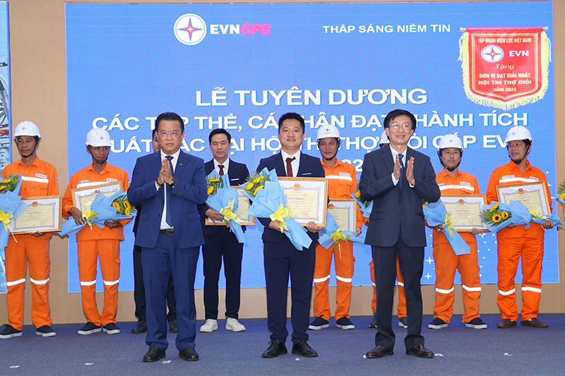 Anh Hồ Thanh Bình tại lễ tuyên dương các tập thể, cá nhân đạt thành tích xuất sắc trong hội thi thợ giỏi EVN năm 2022.