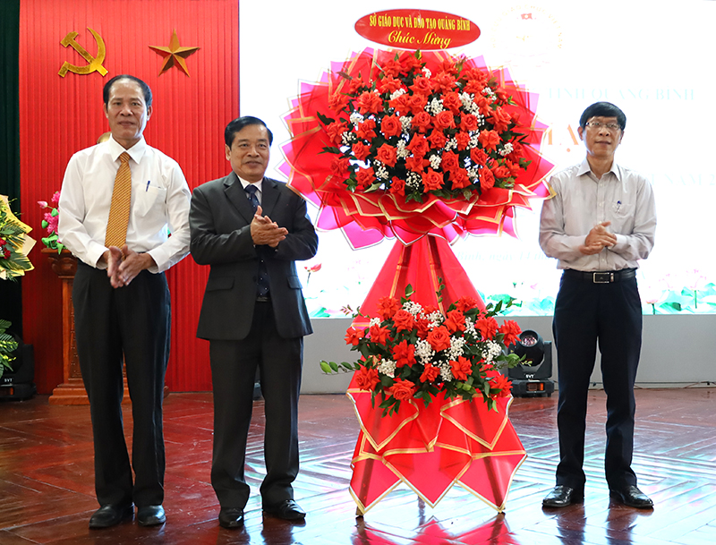 Lãnh đạo Sở GD-ĐT tặng hoa chúc mừng Hội CGC tỉnh.