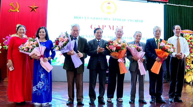 Lãnh đạo Hội CGC tặng hoa, quà chúc mừng các lãnh đạo Hội CGC qua các thời kỳ. 