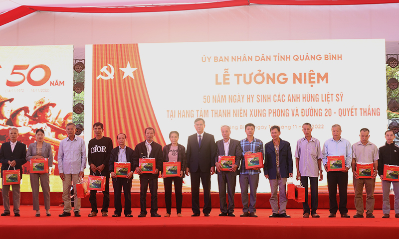Đồng chí Chủ tịch UBND tỉnh Trần Thắng trao quà tri ân thân nhân các liệt sỹ.
