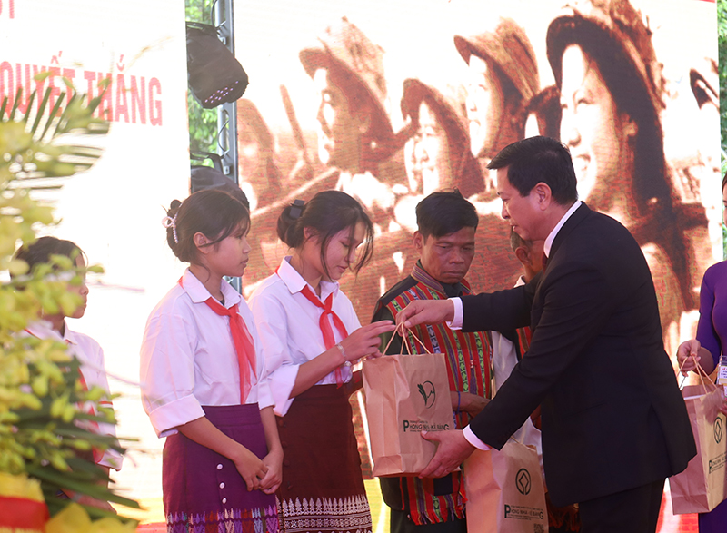 Ban quản lý Vườn quốc gia Phong Nha-Kẻ Bàng tặng quà cho các già làng và học sinh xã Thượng Trạch, huyện Bố Trạch.
