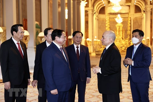 Thủ tướng Phạm Minh Chính hội kiến Quốc vương Campuchia Sihamoni. (Ảnh: Dương Giang/TTXVN)