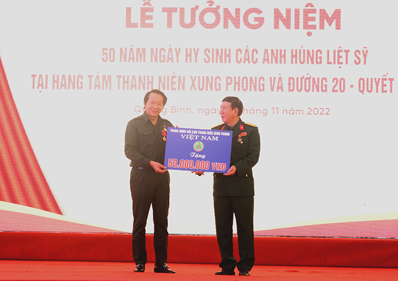 Trung ương Hội cựu TNXP Việt Nam trao số tiền 50 triệu đồng cho hội viên cựu TNXP tỉnh Quảng Bình