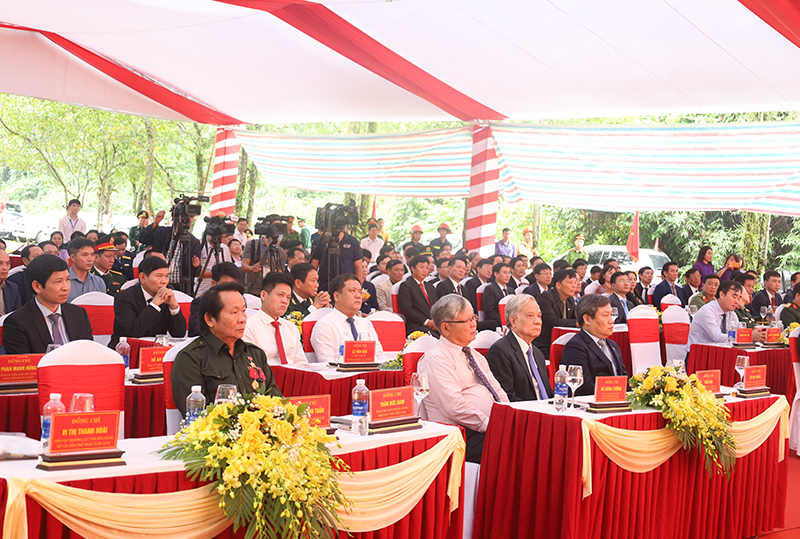 Các đại biểu tham dự buổi lễ.