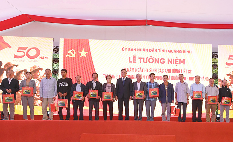 Đồng chí Chủ tịch UBND tỉnh Trần Thắng trao quà tri ân thân nhân các liệt sỹ.