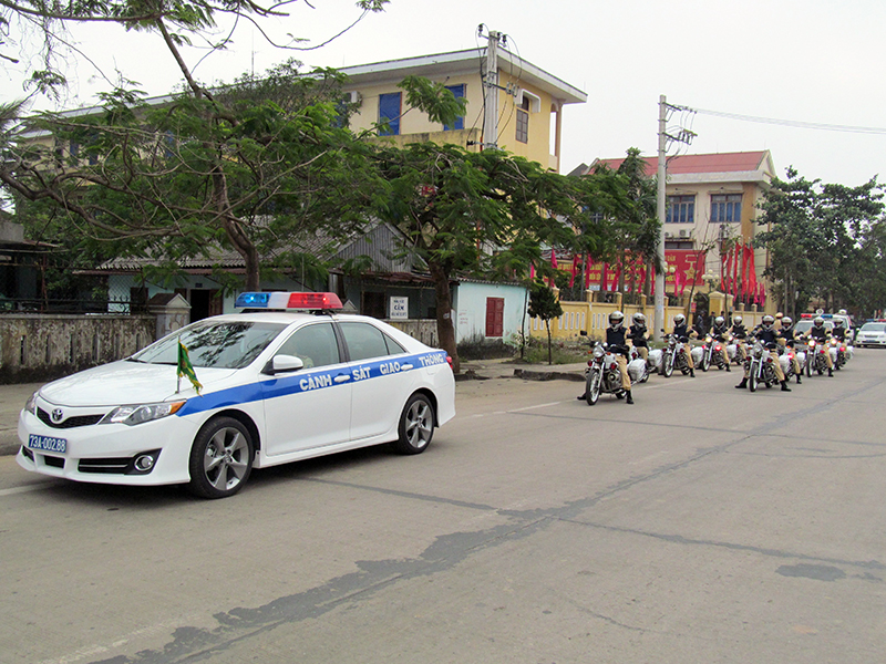 Sau lễ ra quân, lực lượng CSGT diễu hành, tuyền truyền trên các tuyến đường. 
