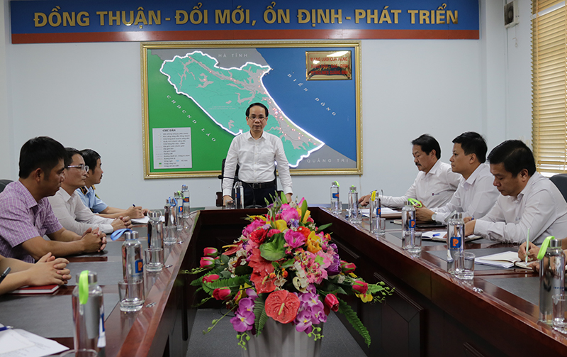 Phó Chủ tịch UBND tỉnh Phan Mạnh Hùng làm việc với Công ty Xăng dầu Quảng Bình.