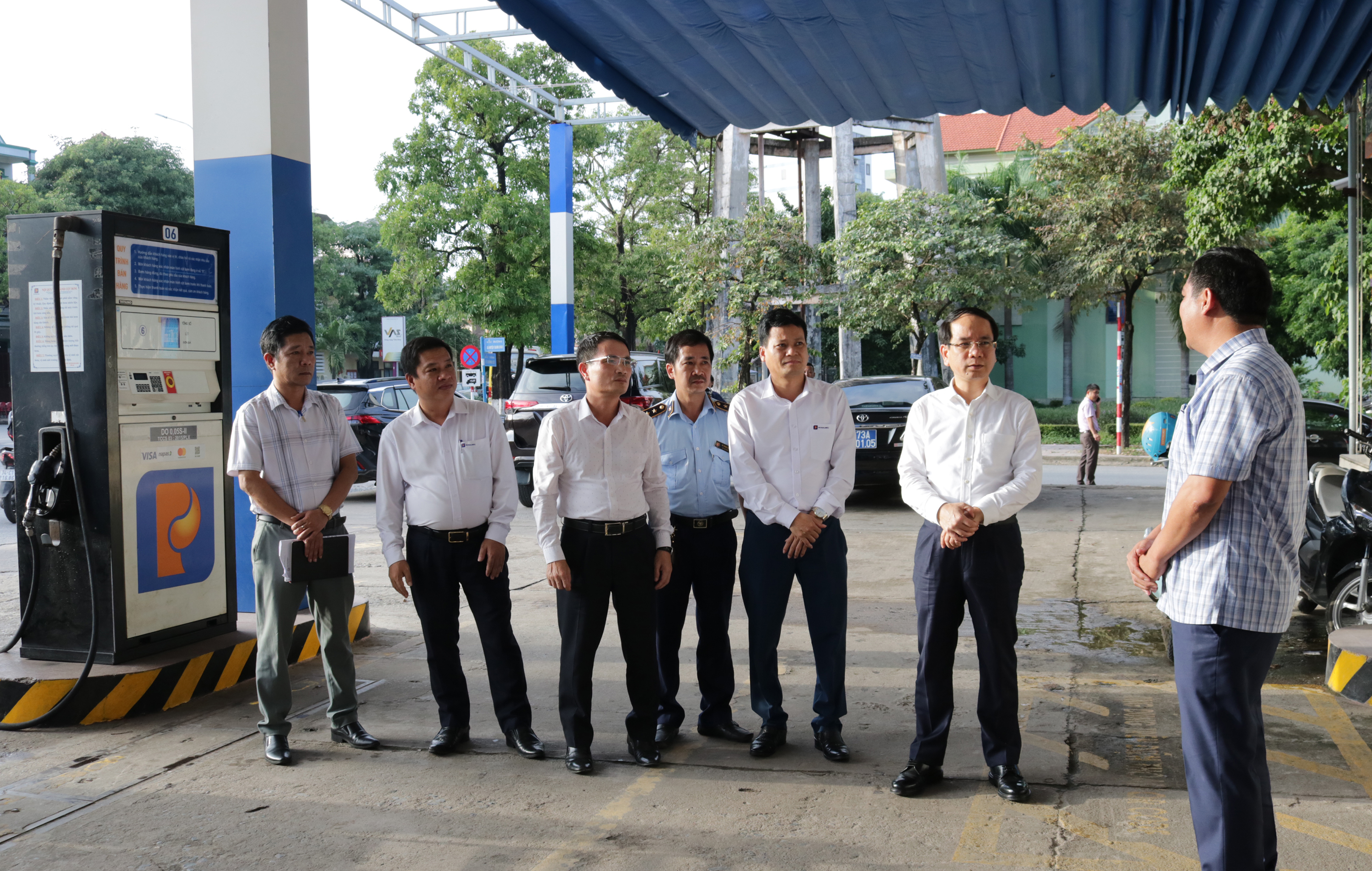 Phó Chủ tịch UBND tỉnh Phan Mạnh Hùng kiểm tra tại Cửa hàng số 1 (TP. Đồng Hới) thuộc Công ty Xăng dầu Quảng Bình.