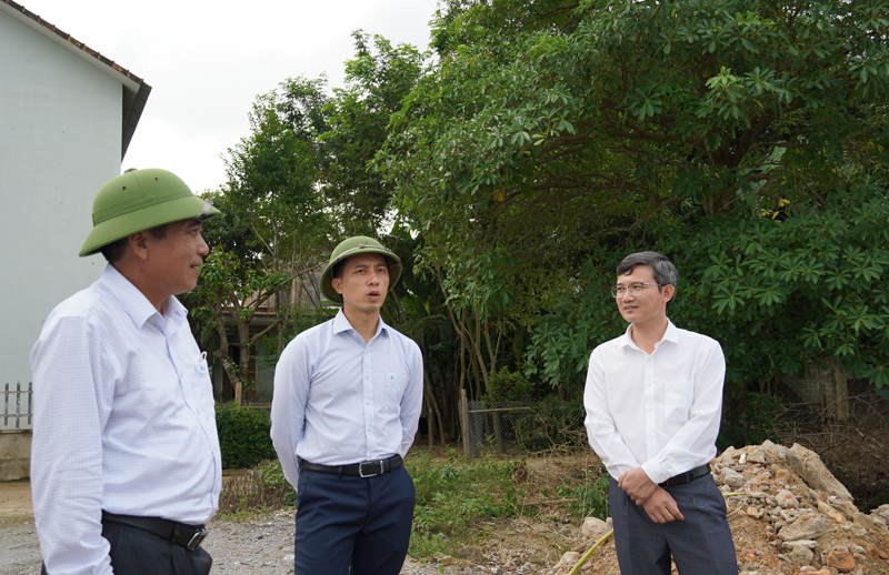Đồng chí Phó Chủ tịch Thường trực UBND tỉnh Đoàn Ngọc Lâm và đoàn công tác kiểm tra điểm sạt lở ở thôn Sảo Phong, xã Phong Hóa (Tuyên Hóa).