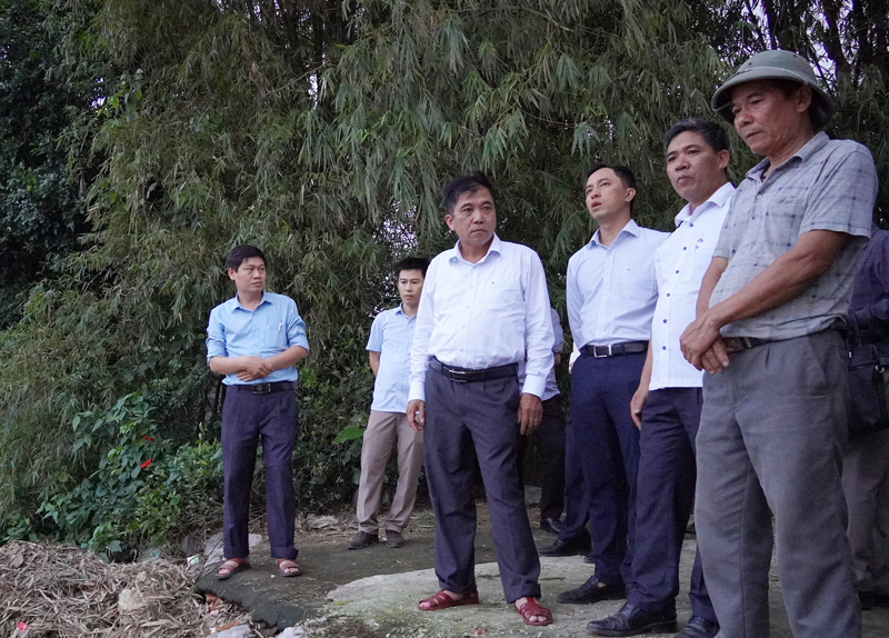 Đồng chí Phó Chủ tịch Thường trực UBND tỉnh Đoàn Ngọc Lâm và đoàn công tác kiểm tra điểm sạt lở ở thôn Công Hòa, xã Quảng Trung (thị xã Ba Đồn).