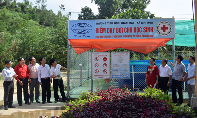 Hội CTĐ tỉnh hỗ trợ bể bơi di động tại Trường tiểu học Xuân Mai.