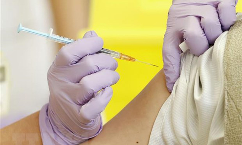 Nhân viên y tế tiêm vaccine phòng COVID-19 cho người dân tại Yatsushiro, tỉnh Kumamoto, Nhật Bản. (Ảnh: Kyodo/ TTXVN)