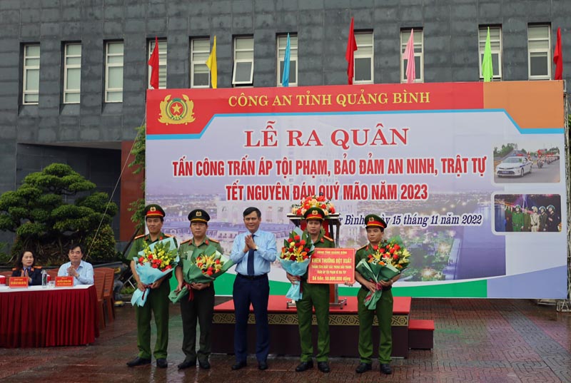 Đồng chí Trần Thắng, Phó Bí thư Tỉnh ủy, Chủ tịch UBND tỉnh trao thưởng cho các tập thể có thành tích xuất sắc trong đấu tranh, phá thành công Chuyên án 119A về ma túy.