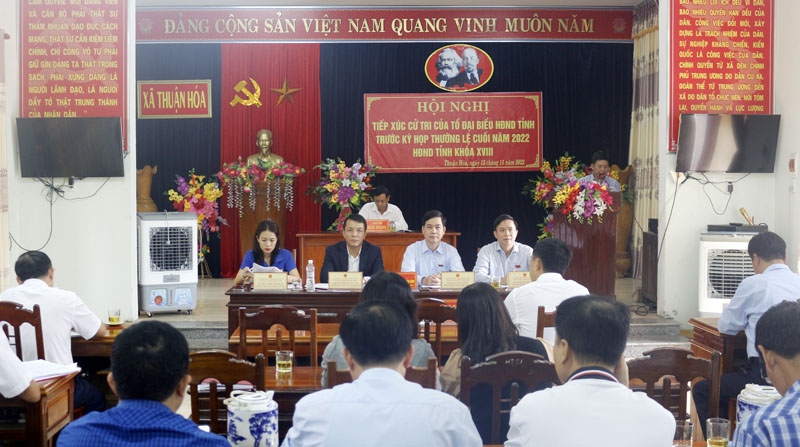 Toàn cảnh buổi tiếp xúc cử tri huyện Tuyên Hóa.