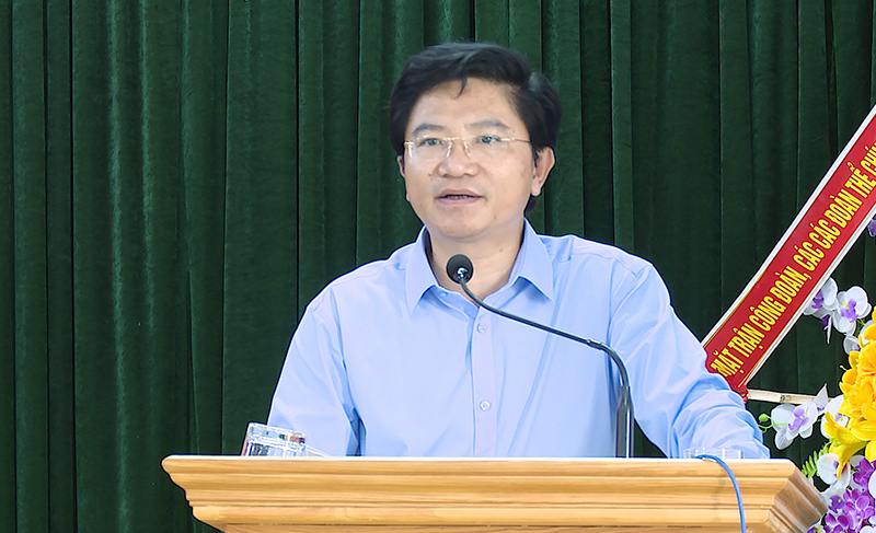 Đồng chí Trương An Ninh, Ủy viên Ban thường vụ Tỉnh ủy, Bí thư Thị ủy Ba Đồn ghi nhận và đánh giá cao những ý kiến tâm huyết của cử tri.