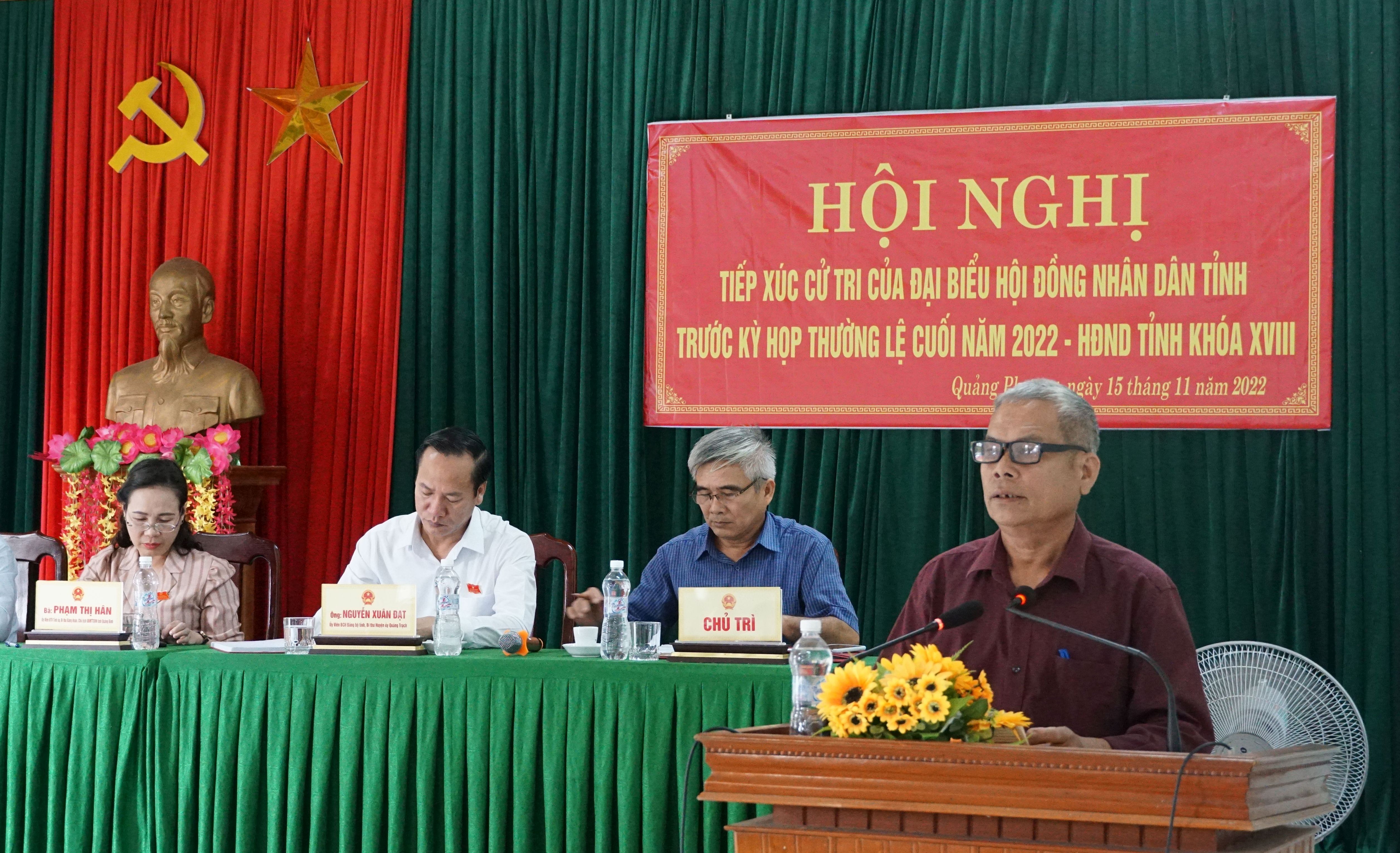 Cử tri huyện Quảng Trạch phát biểu tại buổi tiếp xúc cử tri.