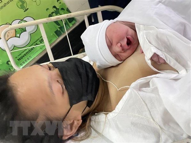 Bé gái Vinice Mabansag, công dân thứ 8 tỷ của thế giới, chào đời tại Manila, Philippines, ngày 15/11/2022. (Ảnh: GMA News/TTXVN)