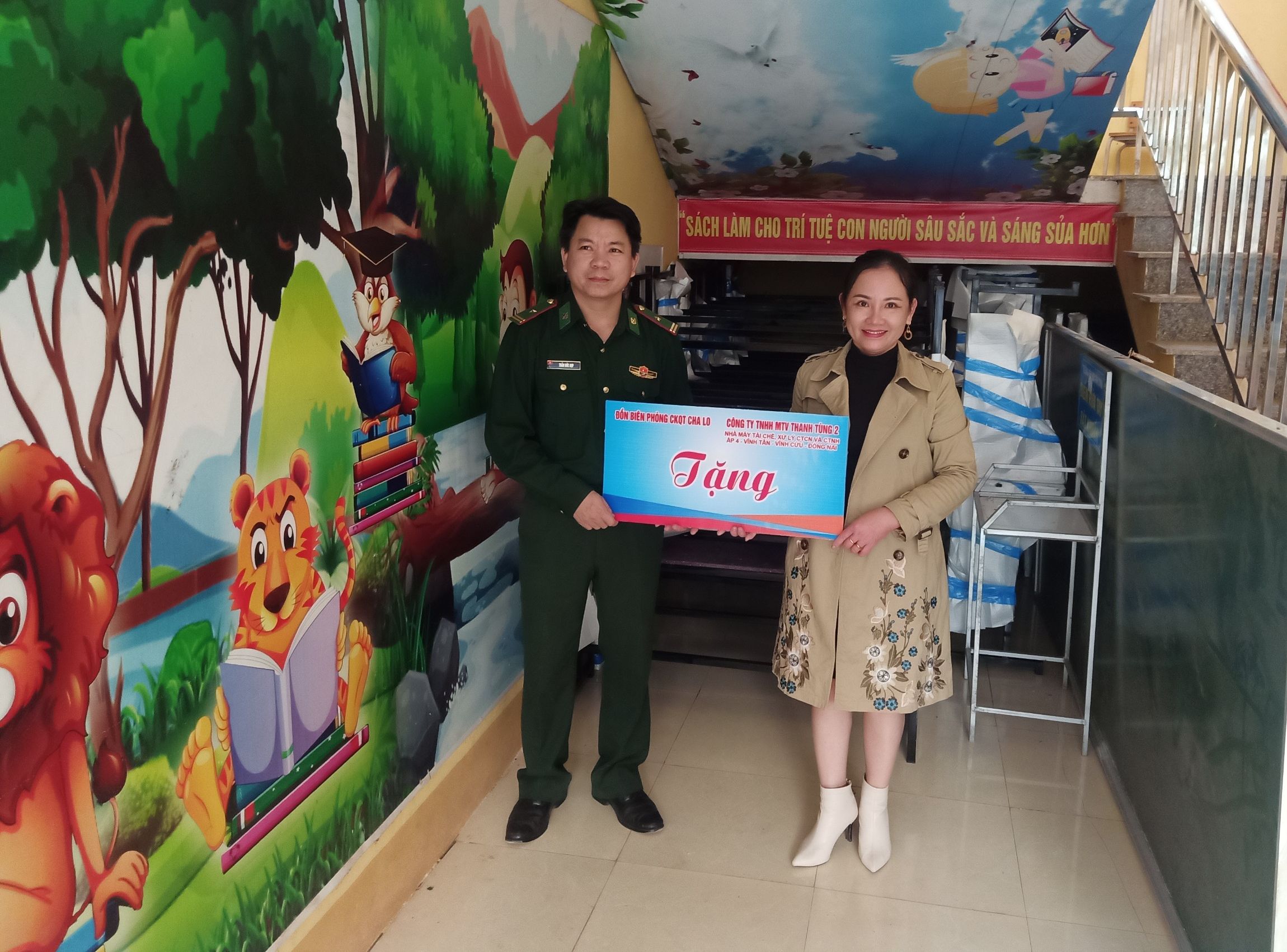 Đại diện Đồn Biên phòng cửa khẩu quốc tế Cha Lo và Công ty TNHH MTV Thanh Tùng 2 trao tặng 20 bộ bàn ghế học sinh cho Trường Tiểu học Bãi Dinh.