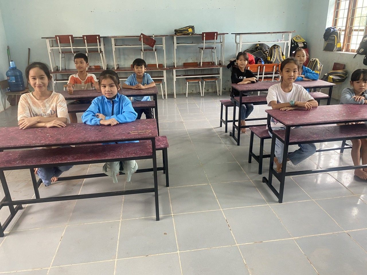 Các em học sinh Trường Tiểu học Bãi Dinh (xã Dân Hóa, Minh Hóa) vui mừng vì được tặng bàn ghế mới..