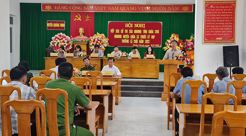 Lãnh đạo UBND huyện Quảng Ninh giải đáp một số vấn đề thuộc thẩm quyền.