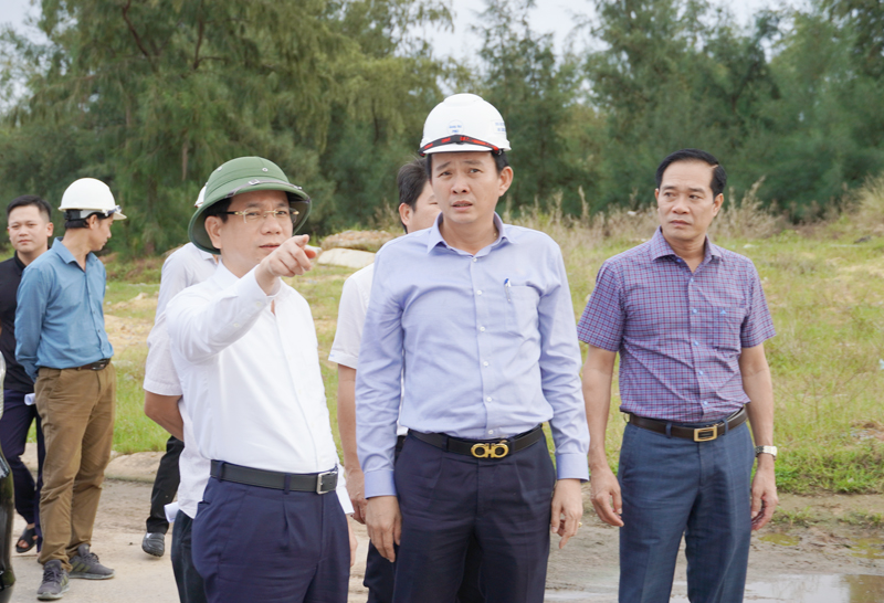 Đồng chí Phó Chủ tịch UBND tỉnh Phan Mạnh Hùng chỉ đạo  Ban Quản lý Dự án Môi trường và biến đổi khí hậu TP. Đồng Hới phối hợp vơi UBND thành phố và các sở, ngành liên quan thông nhất phương án tháo gỡ vướng mắc cho các dự án.